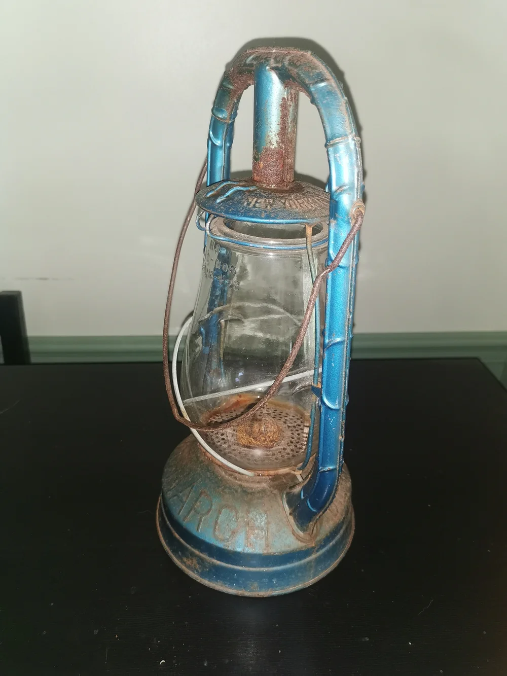 VTG Dietz Monarch Barn Kerosene Lantern Glass Globe and Blue Painted Metal Frame
